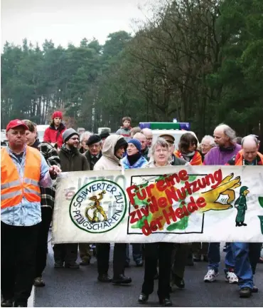  ?? Foto: dpa/Bernd Luge ?? Regelmäßig treffen sich Unentwegte zum Protest gegen die Bundeswehr in der Heide