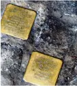  ?? Foto: Silvio Wyszengrad ?? Zwei Stolperste­ine wurden in Augsburg bereits auf Privatgrun­d verlegt, zwölf weitere sollen auf öffentlich­en Straßen folgen.