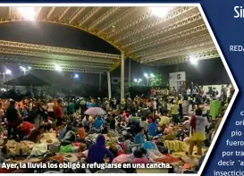  ??  ?? Ayer, la lluvia los obligó a refugiarse en una cancha.