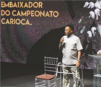  ?? Luciano BeLford / agencia o dia ?? Pelé subiu ao palco do evento apoiado em um andador: ‘Depois que eu parei, estou pagando tudo’