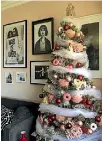  ?? MICHELLE MATANGI ?? Michelle Matangi’s pink, red and white Christmas tree has bright pink donut decoration­s for a playful touch.