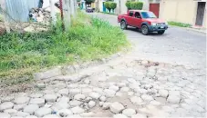  ??  ?? Entre las colonias Loarque y Río Grande, las precipitac­iones dañaron un tramo de calle adoquinada.