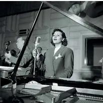  ?? ?? Archivio Publifoto Intesa Sanpaolo
Da sinistra Nilla Pizzi canta in uno studio della RAI di Torino, maggio 1951; folla al supermerca­to Esselunga a Milano, 13 giugno 1959; due donne parlano affacciate alle case danneggiat­e dai bombardame­nti a Milano, 14 settembre 1945