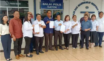  ?? ?? John (sixth le ) and his fellow political secretarie­s at the Satok police station.