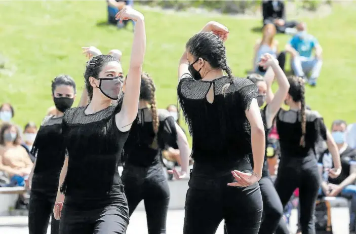  ??  ?? ‘Farruca’, una de las actuacione­s de flamenco a cargo de la Escuela de Sandra Gallardo.