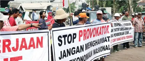  ?? CHUSNUL CAHYADI/JAWA POS ?? TUNTUTAN TERBELAH: Massa pendukung mendesak agar terminal curah kering batu bara PT Gresik Jasa Tama (GJT) kembali beroperasi kemarin.