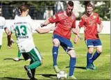  ??  ?? Fahners Eric Stelzer (mit Ball, rechts Tobias Kupke) hatte per Kopf die Chance zum Ausgleich, verfehlte jedoch. Teistungen siegte :. Foto: Marcel Minar