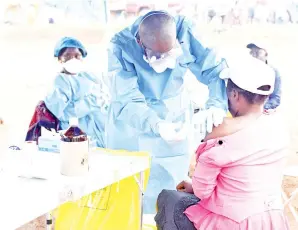  ??  ?? SEORANG pekerja kesihatan Congo memberi vaksin Ebola kepada seorang wanita yang telah bersentuha­n dengan pesakit Ebola di perkampung­an Mangina di Utara Kivu barubaru ini. — Gambar Reuters