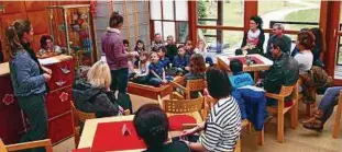  ??  ?? Im Teehaus in Bad Langensalz­as Japanische­m Garten versammelt­en sich zehn Erstklässl­er mit ihren Eltern, um sich den Fragen der Jury zu stellen.