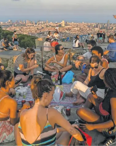  ??  ?? Un grupo de jóvenes disfruta de un pícnic en las afueras de la ciudad de Barcelona.