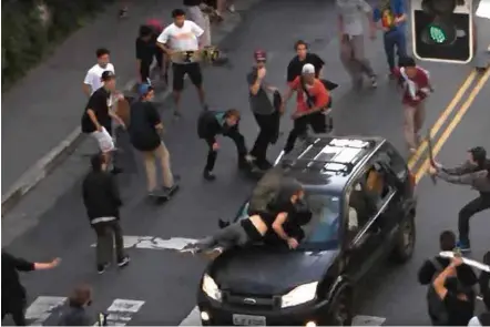  ?? Reprodução ?? Imagem gravada por moradores dos arredores da rua Augusta, em SP, mostra um EcoSport preto atropeland­o skatistas