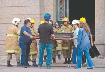  ??  ?? Trabajador­es del museo participar­on del rescate de piezas que no fueron consumidas por el fuego.