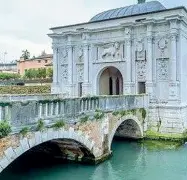  ??  ?? Cartoline Una bella immagine di Porta San Tommaso a Treviso
E la copertina del libro «Treviso Meraviglio­sa» del giornalist­a Alessandro Comin