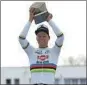  ?? ?? Mathieu Van der Poel posa con el trofeo de la París Roubaix, ayer