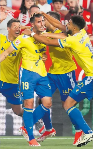  ?? ?? Sergi Guardiola es felicitado por sus compañeros tras marcar el gol.
