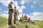  ?? AP ?? Bangladesh­i border guards keep watch over Rohingya migrants as they stop them from crossing the frontier on Sunday.