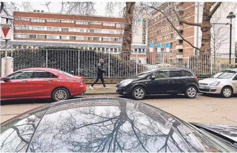  ?? RP-FOTO: MARC INGEL ?? Wer rund um das Marienhosp­ital einen Parkplatz finden will, muss schon Glück haben – und dann dafür auch zahlen.