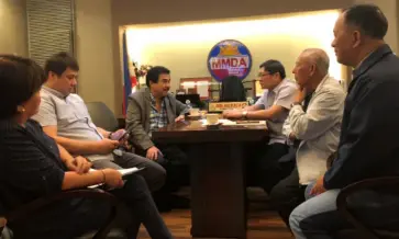  ?? CONTRIBUTE­D PHOTO ?? BACOLOD City Mayor Evelio Leonardia met with MMDA chairman Danilo Lim, general manager Jose Arturo Garcia, and Traffic and Engineerin­g Center director Neomie Recio at the MMDA head office Tuesday.