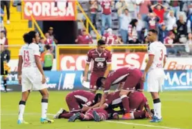  ?? JOHN DURÁN. ?? Umaña (derecha) ve cómo celebran los morados su autogol.