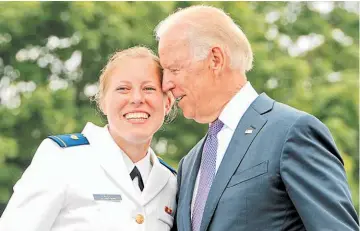  ??  ?? Respuesta. Biden lanzó ayer un intento de salir al paso de la polémica que comenzó este fin de semana, cuando Lucy Flores, una activista y exlegislad­ora estatal de Nevada, afirmó que él la besó en la cabeza.