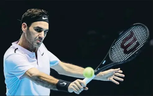  ?? JULIAN FINNEY / GETTY ?? El suizo Roger Federer selló anoche su paso a semifinale­s tras derrotar al alemán Alexander Zverev por 7-6, 5-7 y 6-1