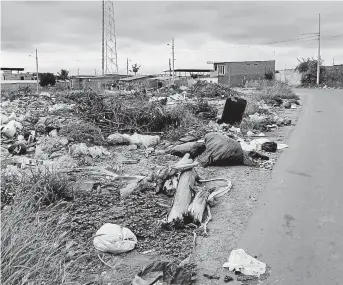  ?? ?? La calle que une el barrio 9 de Mayo con la ciudadela La Pradera, con basura.