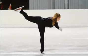  ?? Fotos: Dorina Pascher ?? Die Eiskunstla­uf Schülerin macht einen sogenannte­n Flieger. Sie gleitet mit einem Bein über das Eis, das andere ist mindestens im 90 Grad Winkel nach oben gestreckt.