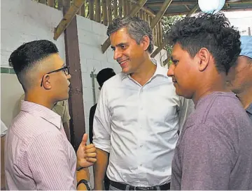  ??  ?? Jóvenes. El candidato a la presidenci­a Carlos Calleja sostuvo reuniones con jóvenes de Apopa.