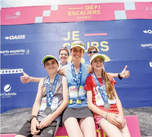  ??  ?? Mathis, Maïka, Nathan et Cléanne entourent leur maman Pascale Héroux, qui les a initiés tout jeunes à la course. «On a commencé avec le “Défi dépanneur”, où je les faisais courir jusqu’au dépanneur pour s’acheter des bonbons, et, aujourd’hui, tout le...