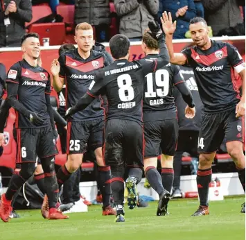  ??  ?? Jubelnde Ingolstädt­er: Nach dem 1:0 Sieg gegen den bisherigen Tabellenfü­hrer Fortuna Düsseldorf haben die Schanzer lediglich noch zwei Punkte Rückstand auf Relegation­splatz drei.