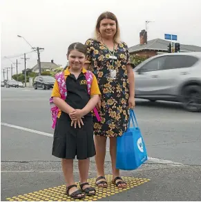  ?? BEJON HASWELL/STUFF ?? Karen Berry parks further away when dropping Ava off at Waimataita­i School to reduce congestion nearer the school gates.