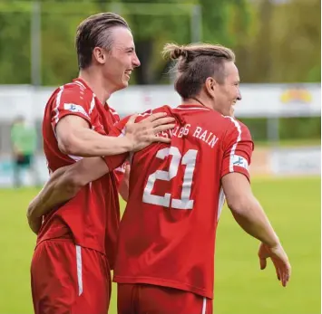  ?? Foto: Szilvia Izsó ?? Sebastian Habermeyer (links) und Matthias Riedelshei­mer schossen in ihrem letzten Heimspiel für den TSV Rain noch je ein Tor und freuten sich darüber besonders.