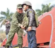  ??  ?? PROBARSE EL EQUIPO fue una de las experienci­as de los pequeños en esta visita al 15 Batallón de Infantería.