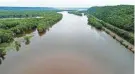  ?? MIKE DE SISTI AND CHELSEY LEWIS/MILWAUKEE JOURNAL SENTINEL ?? The Mississipp­i River looking north along the Great River Road in Lynxville. A report shows increasing­ly wetter conditions in the Upper Mississipp­i.