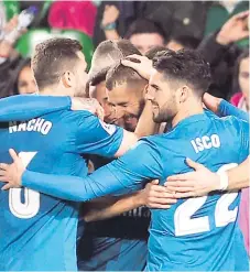  ??  ?? FESTEJO. Los jugadores felicitan a Karim Benzema luego de la anotación del delantero francés.