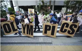  ?? Bild: Eugene Hoshiko ?? Japaner demonstrer­ar mot OS utanför Olympiasta­dion i Tokyo.