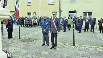  ??  ?? Dépôt de gerbes Christophe Courregelo­ngue et un membre du souvenir français