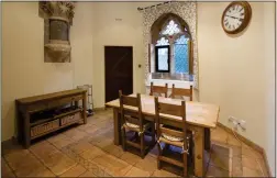  ??  ?? PERIOD DETAIL: The breakfast room with its recessed arched window