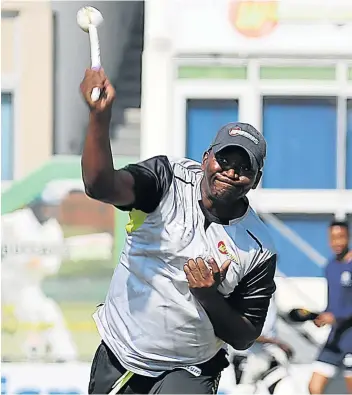  ?? Picture: MARK ANDREWS ?? TESTING MENTOR: Border coach Mfuneko Ngam flings a delivery at a player at Buffalo Park in training on Tuesday.