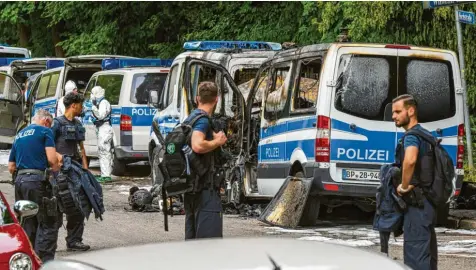  ?? Foto: Peter Kneffel, dpa ?? Unbekannte haben in der Nacht zum Mittwoch in München acht Mannschaft­sbusse der Bundespoli­zei in Brand gesteckt. Die Fahrzeuge standen vor einem Hotel, in dem Be‰ amte für den G7‰Gipfel untergebra­cht sind.