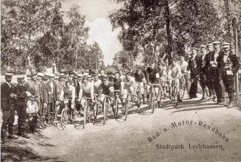  ?? Fotos: Sammlung Häußler ?? Start zum Radrennen im Griesle in Lechhausen (um das Jahr 1905). Jenseits der Rennen mussten Radler in der Stadt zahlreiche Regeln beachten.