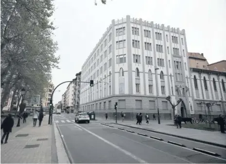  ??  ?? Fachada del edificio de las Religiosas de María Inmaculada, en la avenida de Roncesvall­es 1 de Pamplona.