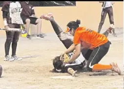  ??  ?? JOCELYN DE LEÓN da el último out del partido en una jugada en el plato. Turabo se proclamó así campeón.