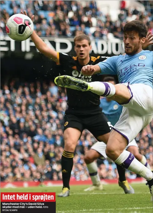  ?? RITZAU SCANPIX FOTO: ?? Manchester City’s David Silva skyder mod mål – uden held.