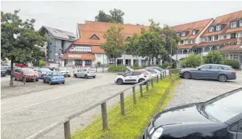  ??  ?? Noch ist der Baindter Dorfplatz ein riesiger Parkplatz. Er soll aber zu einem Platz mit Aufenthalt­squalität werden.