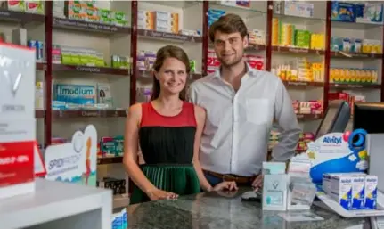  ?? FOTO JOREN DE WEERDT ?? Ellen De Smet en Pieter Nauwelaert­s hopen dat 500 apothekers zich mee achter hun project scharen.