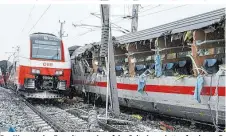  ??  ?? Der Waggon des Eurocity wurde auf der Seite komplett aufgerisse­n, Dutzende Sanitäter standen im Einsatz