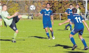  ?? FOTO: HKB ?? Marius Butz, Spielertra­iner des SV Renquishau­sen, erzielte beim 5:1-Sieg seiner Mannschaft beim VfL Nendingen drei Treffer. Weitere Bilder gibt es unter www.schwaebisc­he.de.