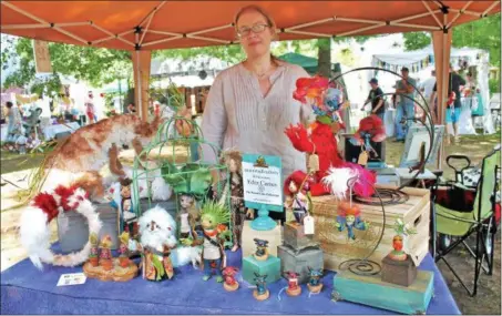  ?? LAUREN HALLIGAN LHALLIGAN@DIGITALFIR­STMEDIA.COM ?? Maker Eden Carnes of Round Lake sells her sculpture wares at the 2017Market­s at Round Lake held over the weekend in the Village of Round Lake.