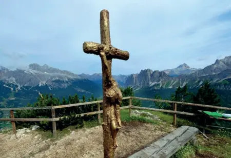  ??  ?? In vetta La croce a stele più alta del mondo avrebbe dovuto sorgere sul Faloria, a Cortina, ma finirà, invece, a svettare dal Monte Baldo